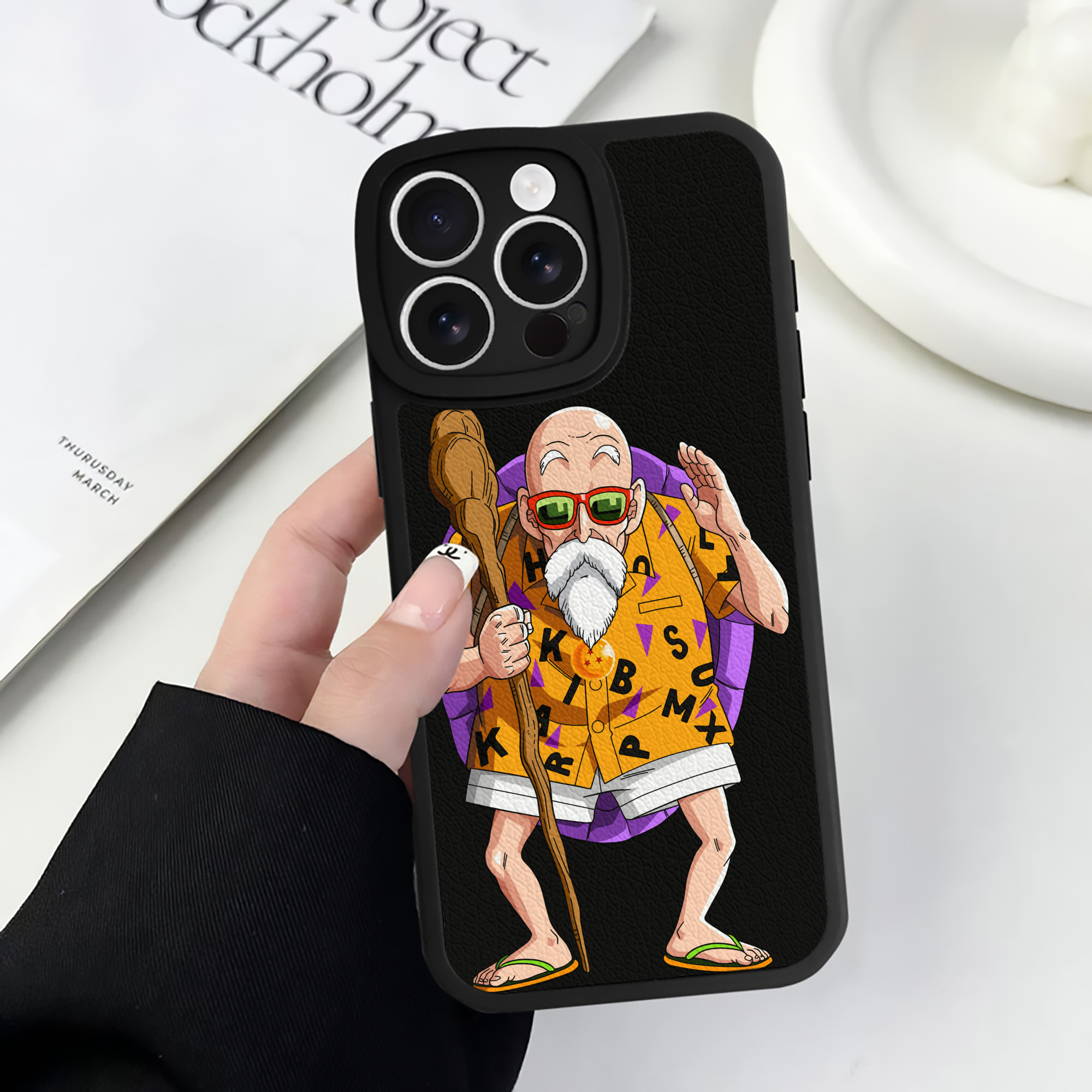 （画像用） ドラゴンボール 亀仙人（かめせんにん） DRAGON BALL Master Roshi Kame Sennin 【iPhone 16シリーズ対応】シリコンスマホケース（レザー調） 材質：シリコン